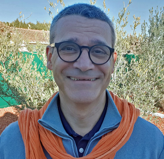 Portrait de Philippe Barrau, magnétiseur, coupeur de feu et thérapeute psycho-énergétique à Saint-Rémy-de-Provence.