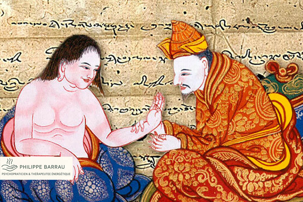 Peinture tibétaine représentant un moine guérisseur transmettant un enseignement énergétique, illustrant la tradition du Sowa Rigpa et le soin par l’énergie