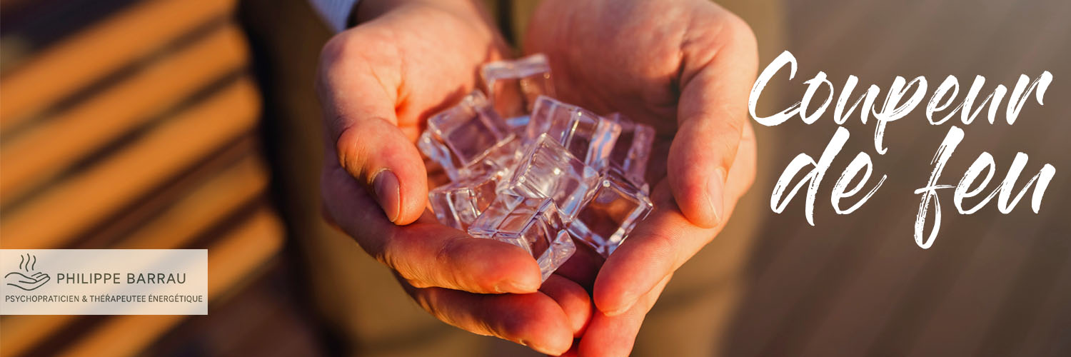 Mains tenant des cubes de glace symbolisant l’apaisement du feu – Philippe Barrau, magnétiseur et coupeur de feu à Saint-Rémy-de-Provence