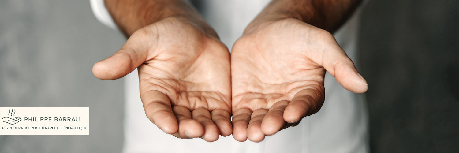 Bannière montrant deux mains ouvertes et détendues, symbolisant l’accueil dans le magnétisme énergétique.