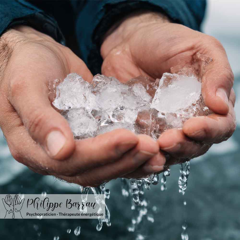 Mains tenant de la glace illustrant le déroulement d’une intervention de coupeur de feu dans une approche d’apaisement