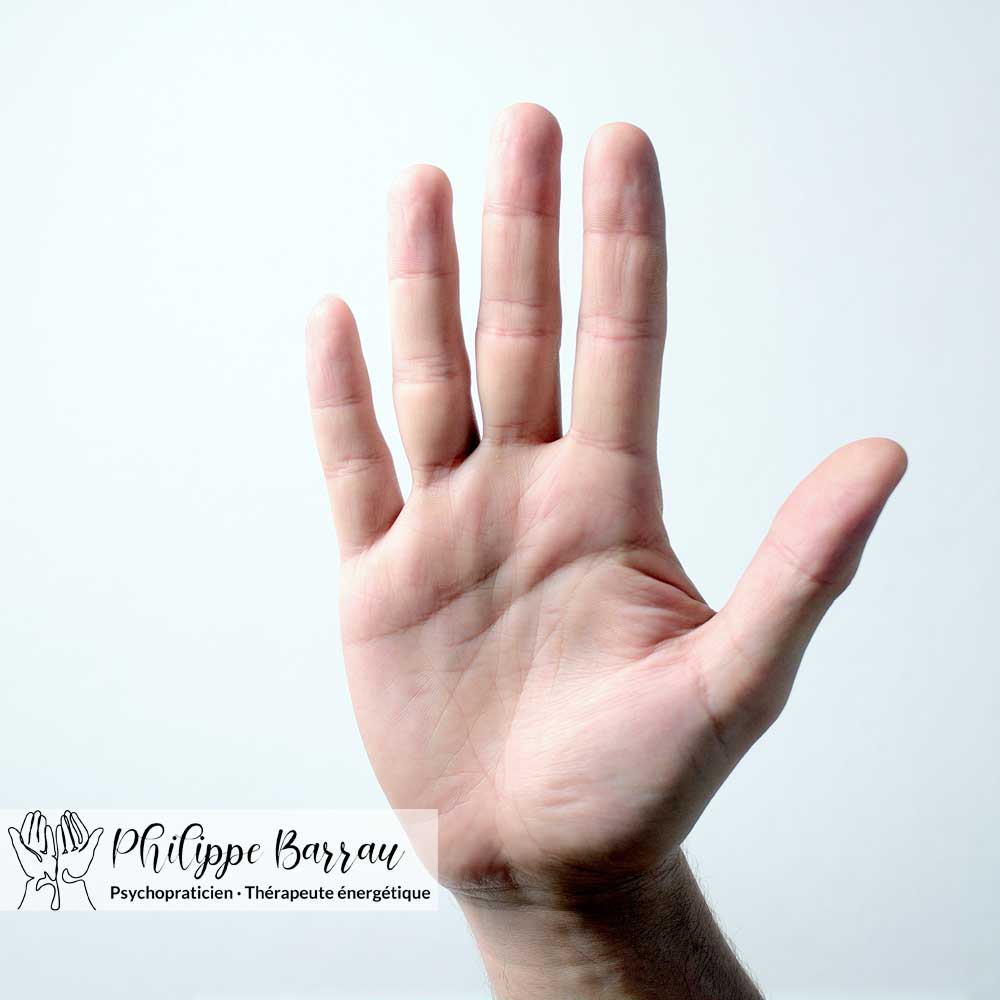 Main ouverte illustrant les limites explicites et le cadre responsable de la pratique du magnétisme énergétique et de la coupe de feu