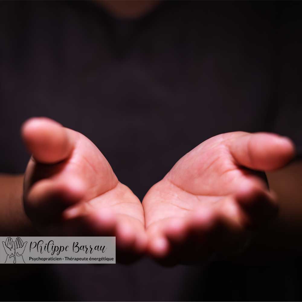 Mains ouvertes dans une posture de présence, illustrant une méthode de soins énergétiques structurée et ajustée, sans protocole figé.