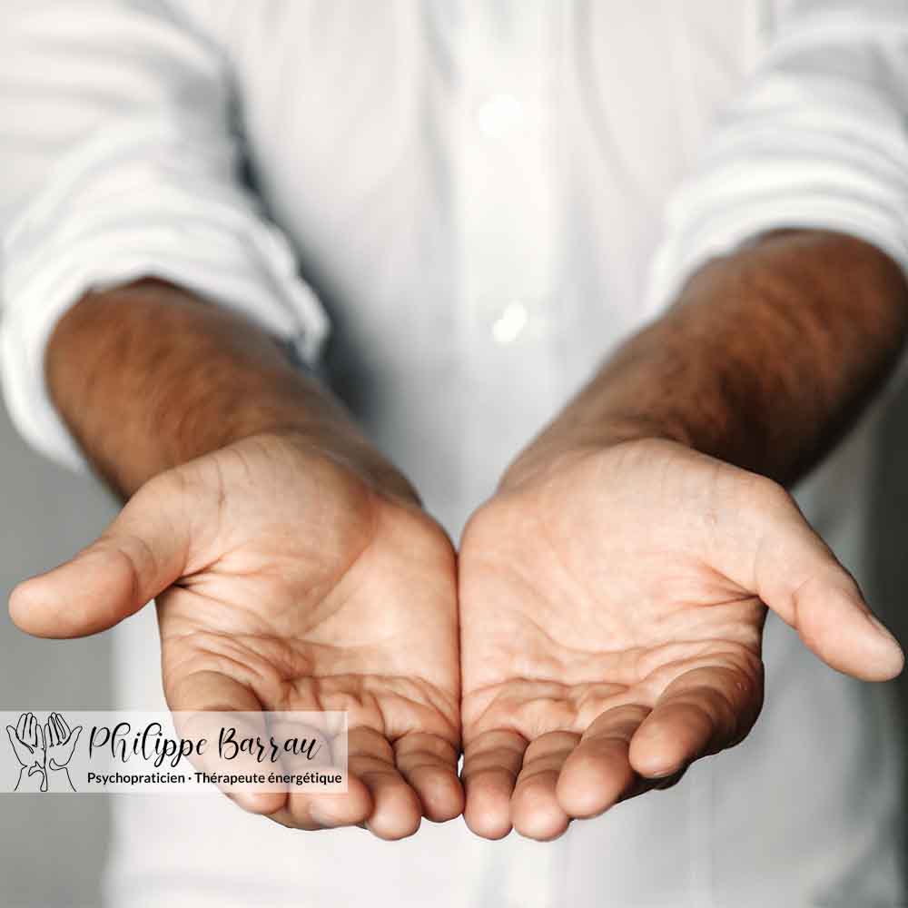 Mains ouvertes dans une posture de présence, illustrant une méthode de soins énergétiques structurée et ajustée, sans protocole figé.