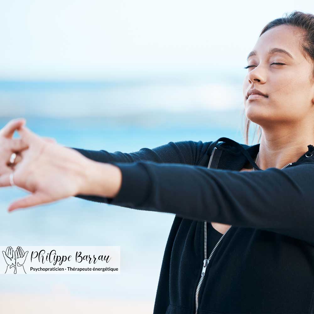 Personne en posture de respiration consciente face à l’horizon, illustrant une vision globale et vivante de l’être humain en magnétisme énergétique.