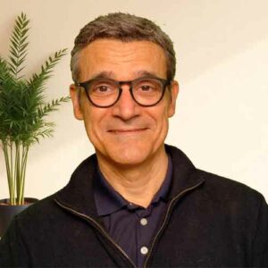 Portrait de Philippe Barrau, psychopraticien, magnétiseur et coupeur de feu à Saint-Rémy-de-Provence, dans une posture d’accompagnement sobre