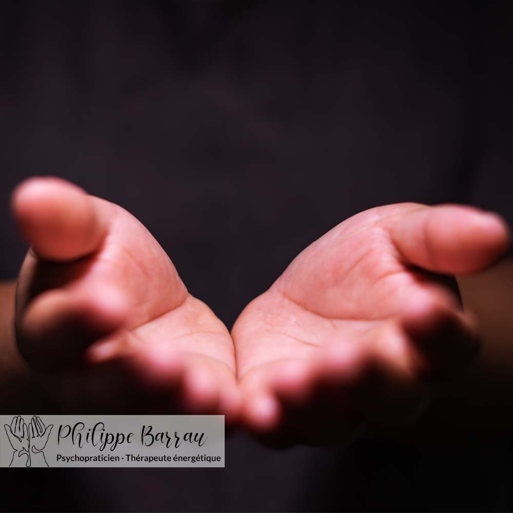 Mains ouvertes symbolisant une approche d’accompagnement et de présence dans les situations de zona