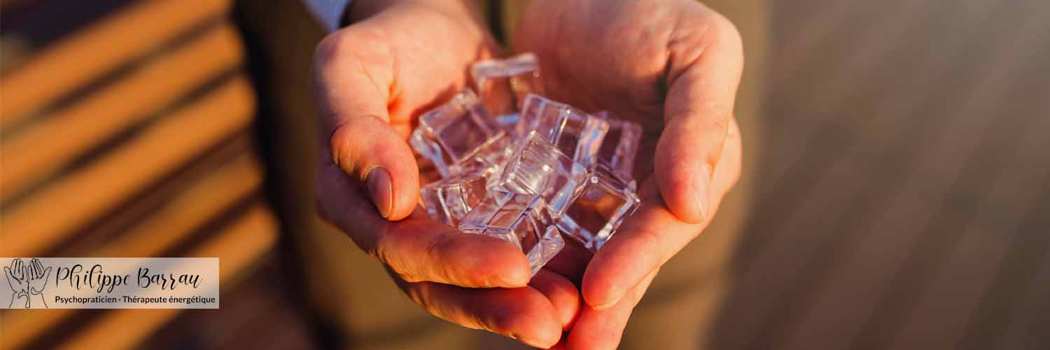 Mains ouvertes symbolisant l’apaisement dans la pratique du coupeur de feu