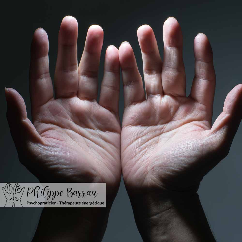 Mains ouvertes illustrant la dimension spirituelle et la place de la prière dans la pratique du magnétisme énergétique et de la coupe de feu