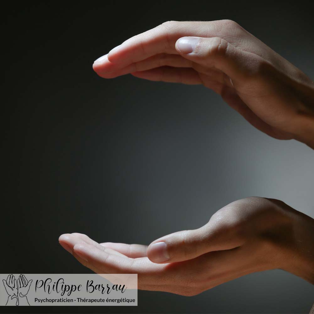 Mains formant un espace symbolique illustrant le cadre d’une intervention de coupe de feu et de magnétisme énergétique