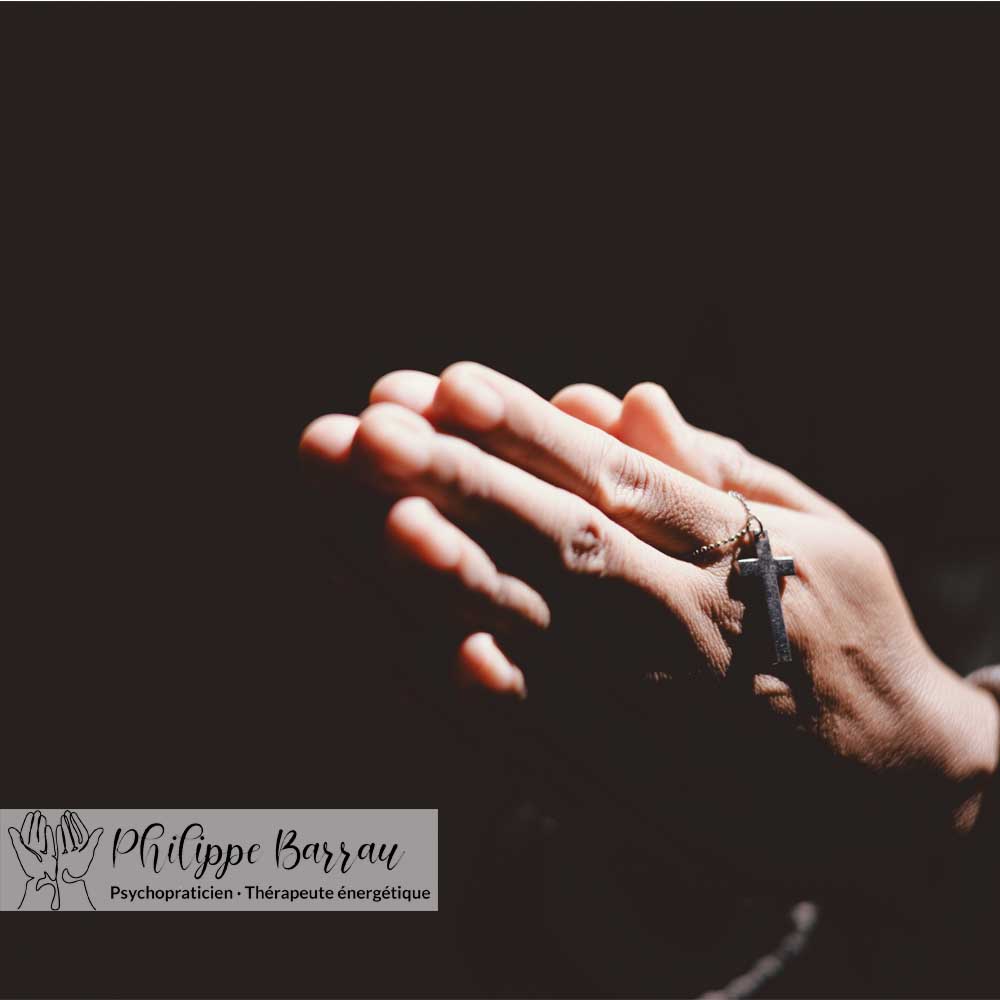 Mains en recueillement illustrant la place personnelle et non dogmatique de la prière dans la pratique de la coupe de feu